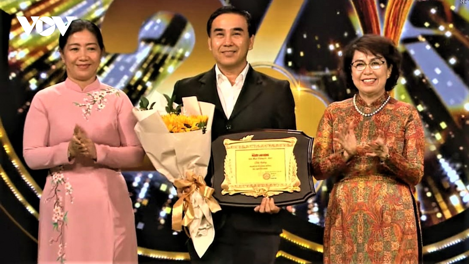 Cố ca sĩ Phi Nhung, MC Quyền Linh được vinh danh tại Lễ trao giải Mai vàng lần thứ 27